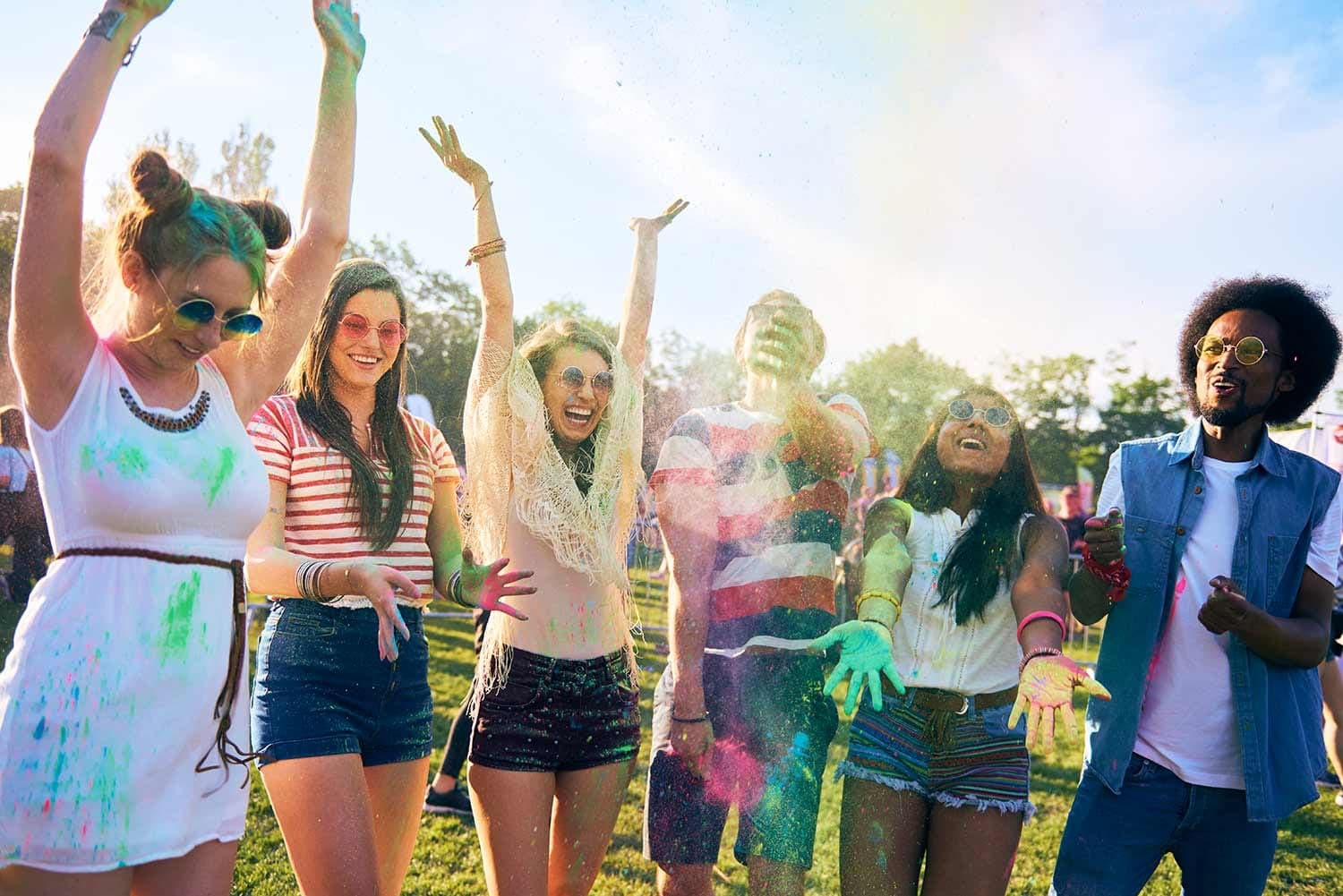 Festivaliers dans poudre colorée en célébration
