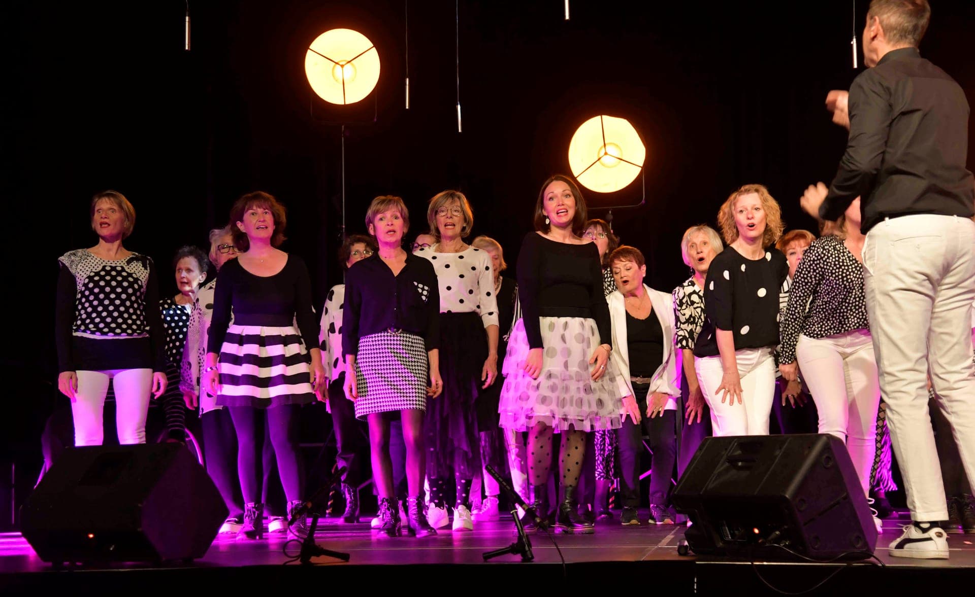 Groupe complet choristes scène éclairage moderne