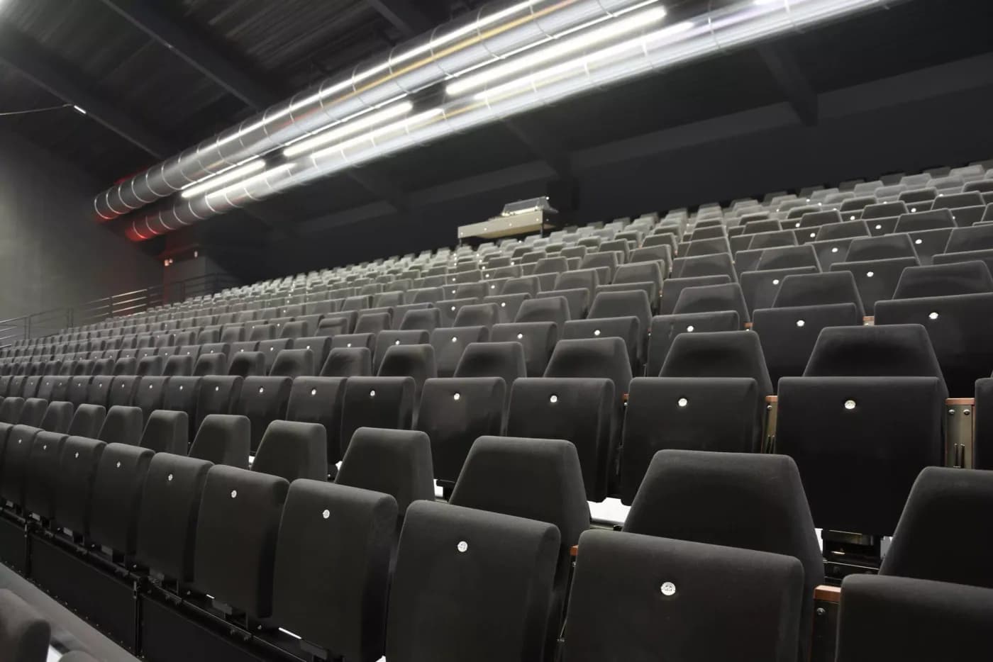 Salle spectacle fauteuils intérieur équipement moderne