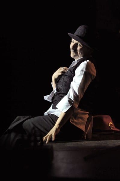 Acteur en costume blanc et marron spectacle 2011