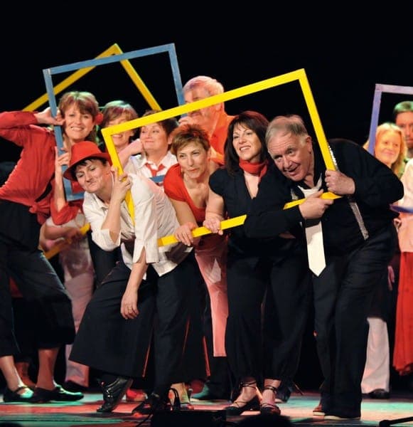 Chorale cadres colorés accessoires ludiques scène 2011