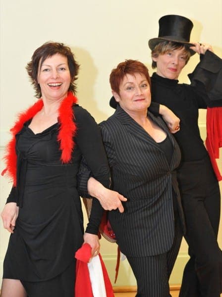 Trois femmes costumées tenue noire rouge 2011