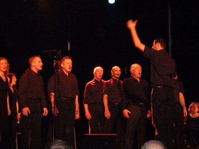 Chorale en scène éclairage orange théâtral 2011