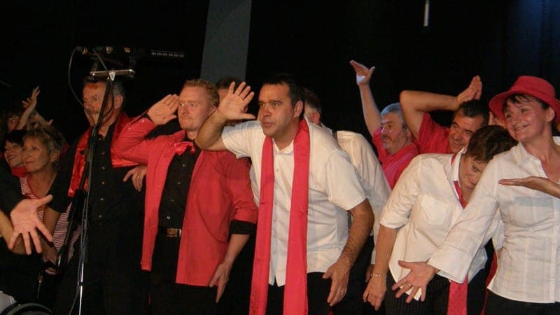 Ensemble en costume foulards rouges blancs spectacle 2010