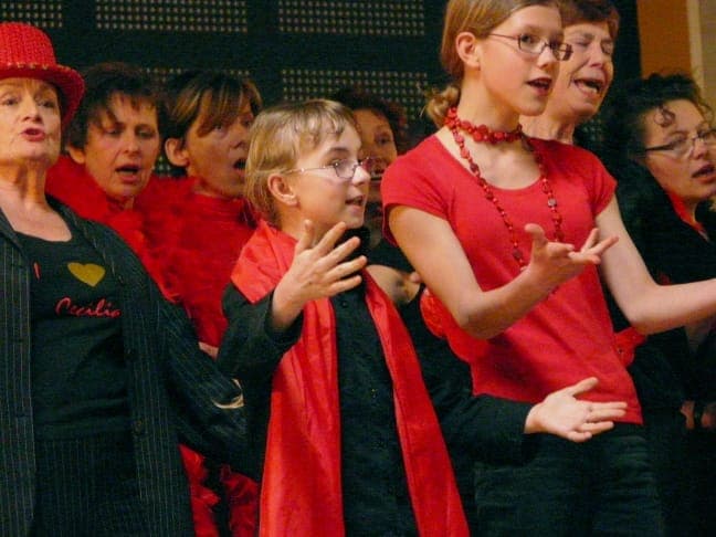 Enfants et adultes en costumes rouges spectacle 2010