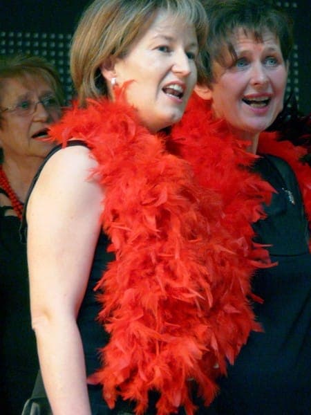 Chorale en scène costumes rouges concert 2010
