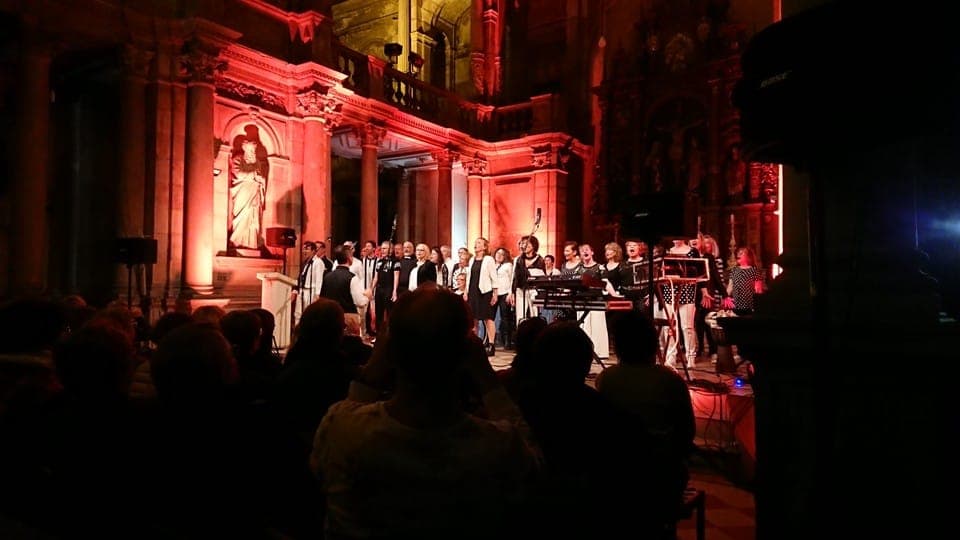 Photo spectacle scène éclairage rouge choristes chant