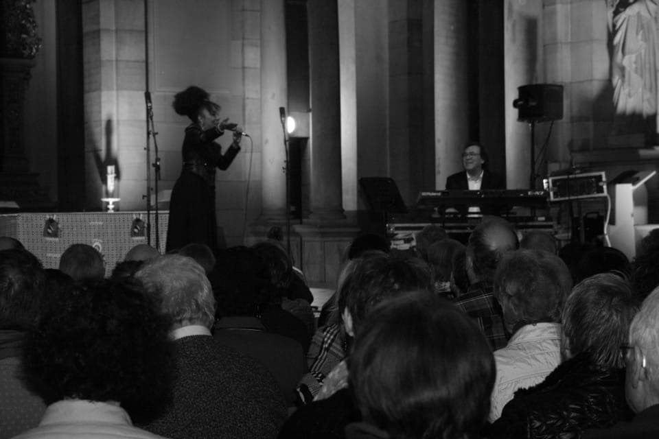 Spectacle musical en noir et blanc vintage