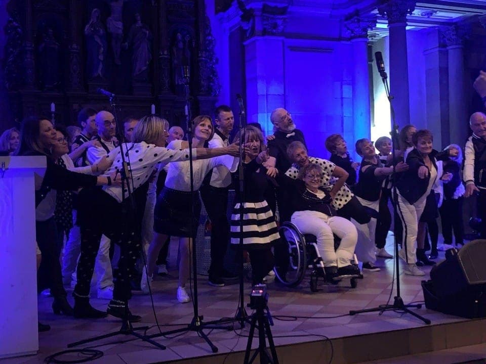 Ensemble de spectacle théâtral en lumière bleue