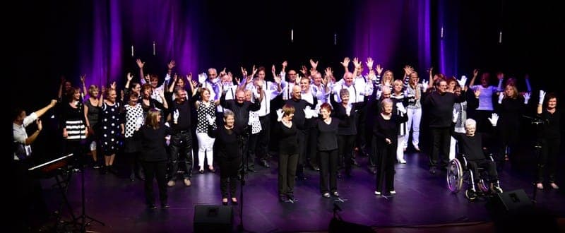 Ensemble final triomphal bras levés