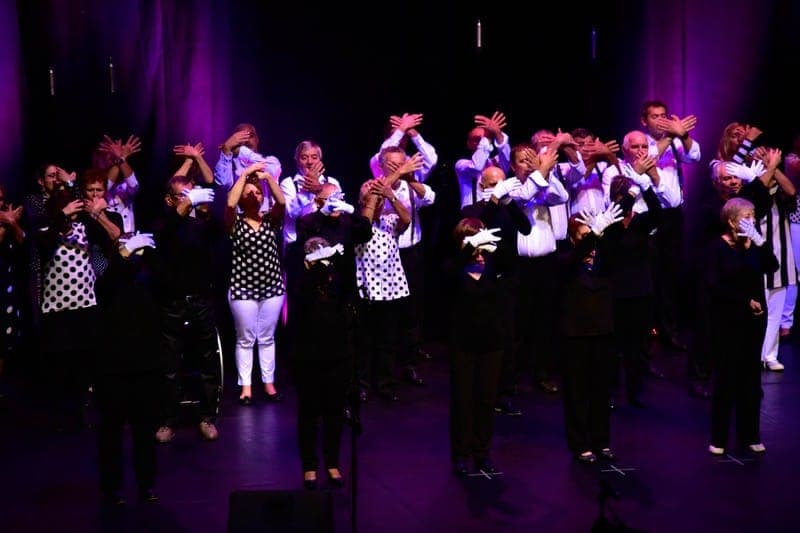 Chorale festive avec accessoires ailés