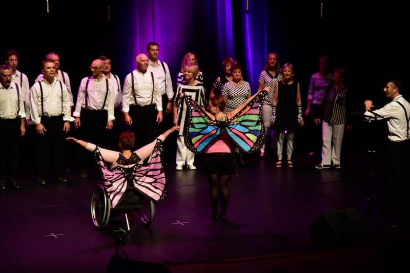 Performance chorale inclusive avec ailes colorées