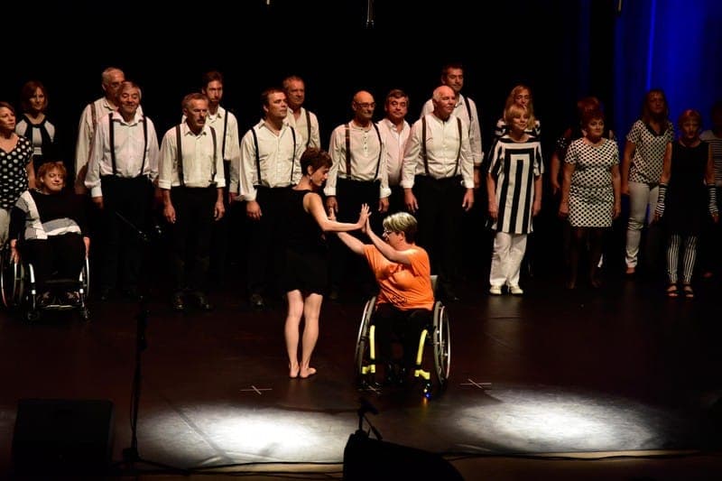 Chorale inclusive avec danseur en fauteuil