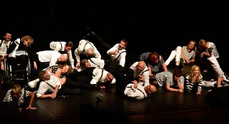 Ensemble en costumes pois dansant avec dynamisme