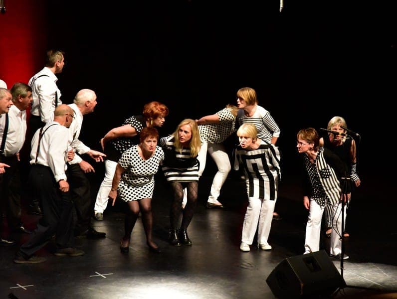 Ensemble choral en costume contraste noir/blanc