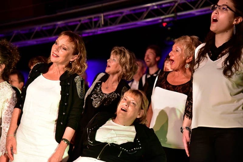 Chanteuses de choeur concentrées et joyeuses