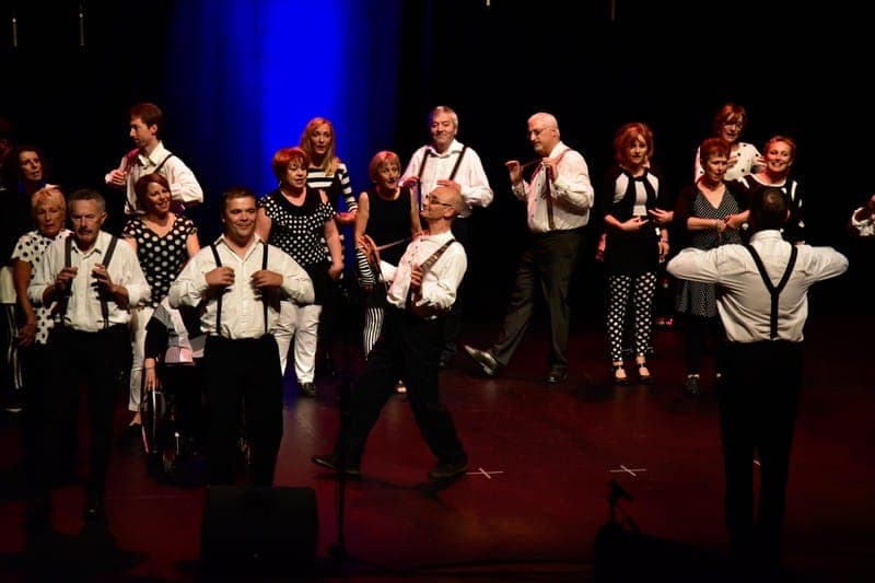 Chorale mixte en costume pois