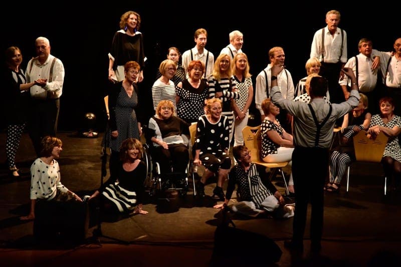 Ensemble de chorale en tenue festive