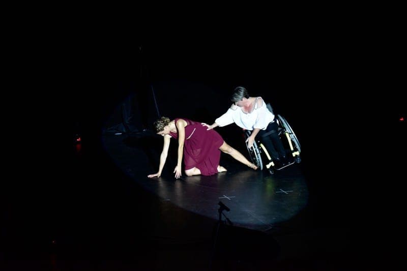 Danse contemporaine duo au sol