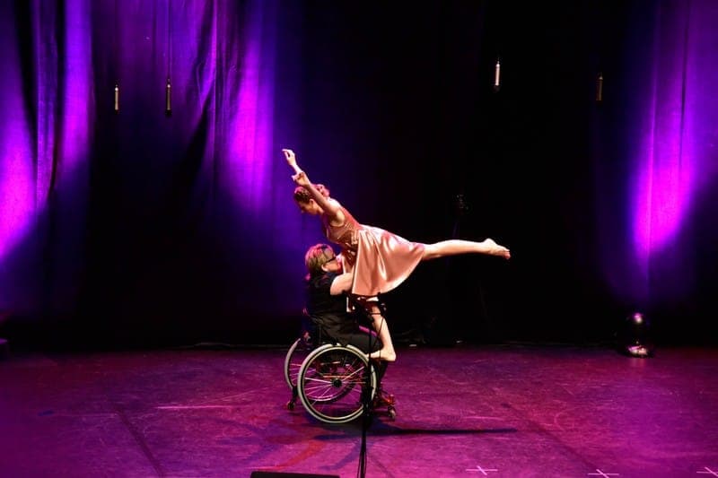 Danseur en fauteuil roulant en posture élégante