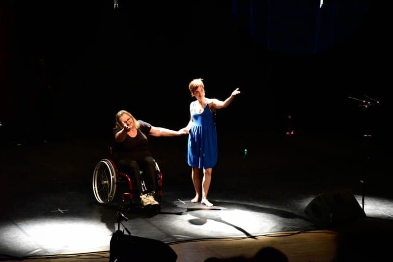 Duo danseurs en interaction fluide