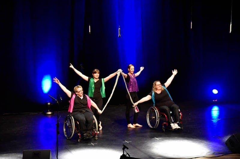 Ensemble inclusif dansant main dans la main