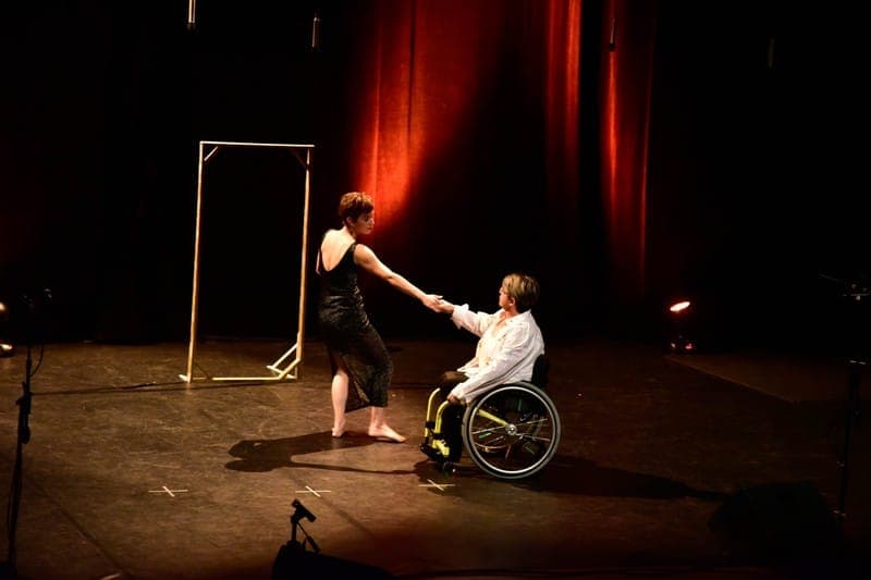 Danse duo inclusif avec cadre scénique