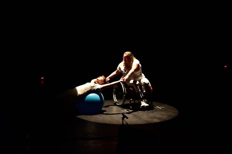 Performance solo en fauteuil roulant avec accessoire