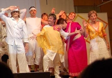 Spectacle Ose en costumes multicolores vibrants