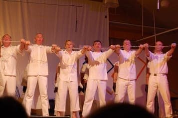 Spectacle Ose en costumes classiques blanc/beige