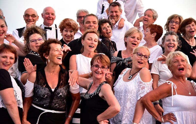 Portrait groupe La Cecilia couleur tenues formelles
