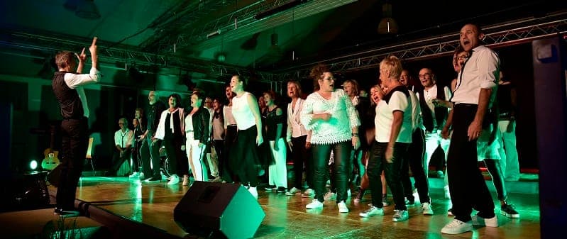 Ensemble de choristes dansant en synchronisation
