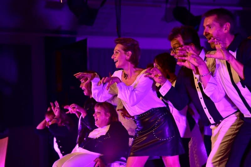 Photo spectacle éclairage mauve violet choristes animation
