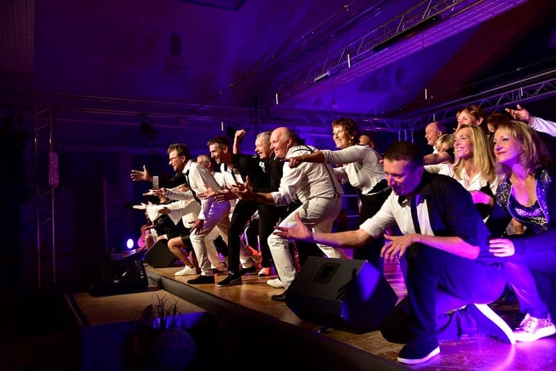 Photo spectacle éclairage bleu choristes groupe scène