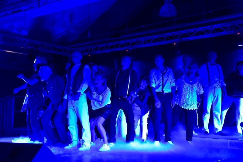Photo spectacle éclairage bleu choristes ensemble formation