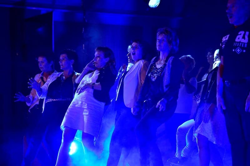 Photo spectacle éclairage bleu total choristes formation