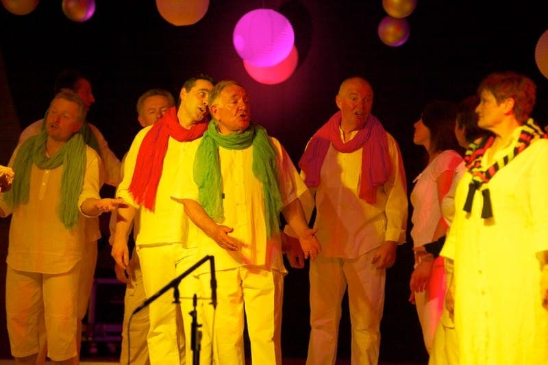 Ensemble costumés foulards colorés spectacle 2012