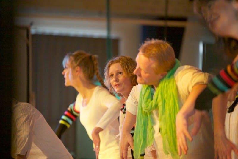 Enfants adultes groupe vêtements clairs scène 2012