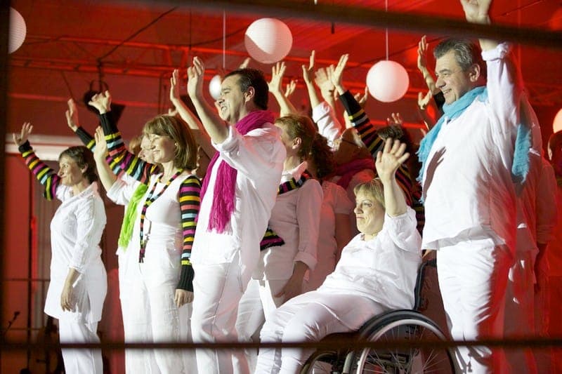 Ensemble multi-générationnel blanc chaise spectacle 2012