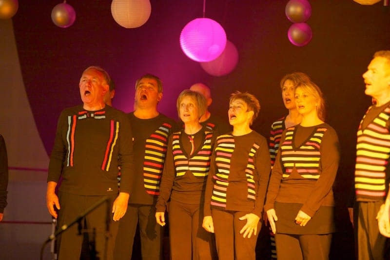 Ensemble vocal de La Cécilia en performance musicale sur scène