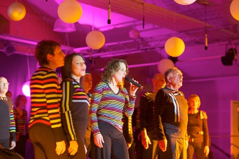 La Cécilia en concert — costumes rayés et mise en scène dynamique