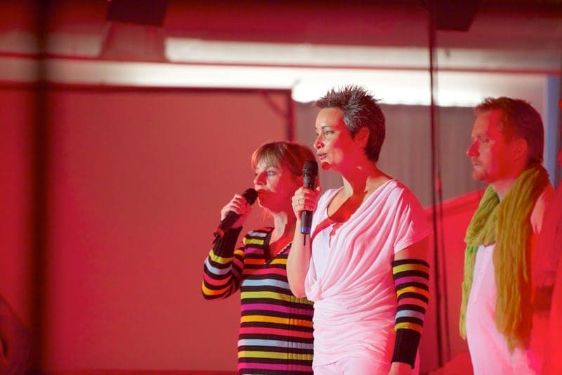 Spectacle Tombés du ciel — musiciens et choristes en performance