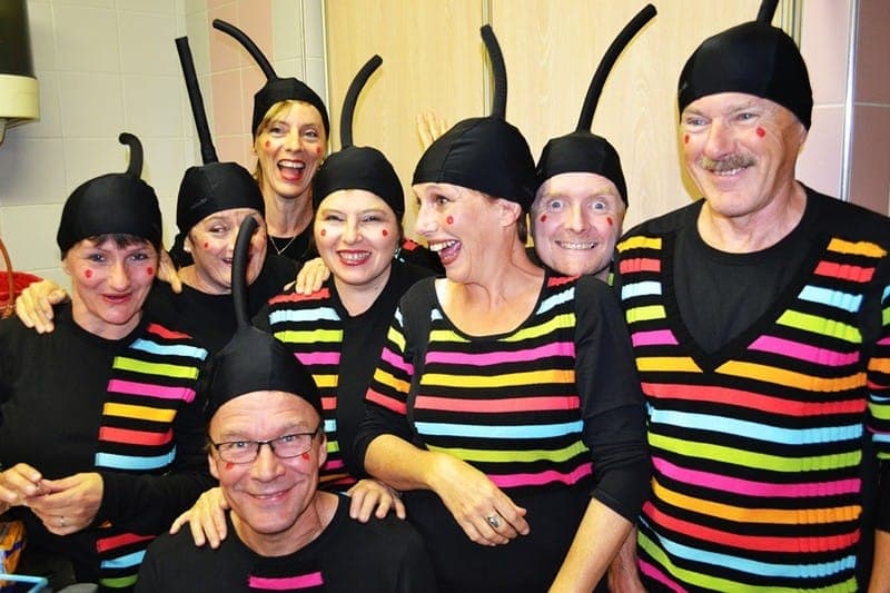 Équipe du spectacle — La Cécilia en costume et maquillage