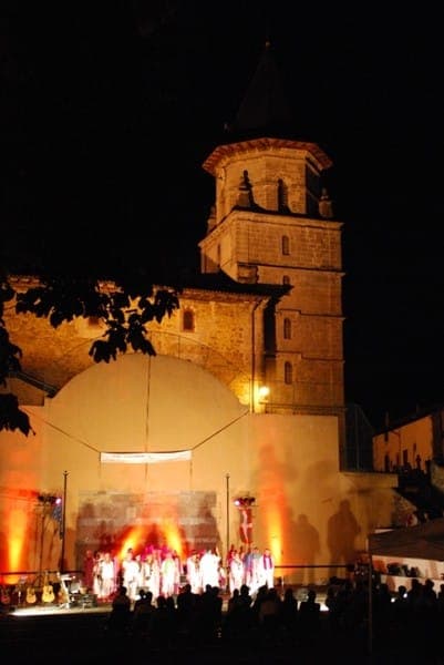 Spectacle en plein air — église historique illuminée pour concert