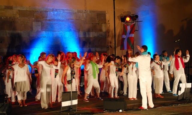Spectacle en intérieur — La Cécilia chante dans une église catholique