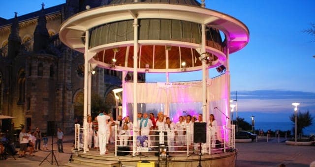 Concert en extérieur — kiosque romantique illuminé pour spectacle
