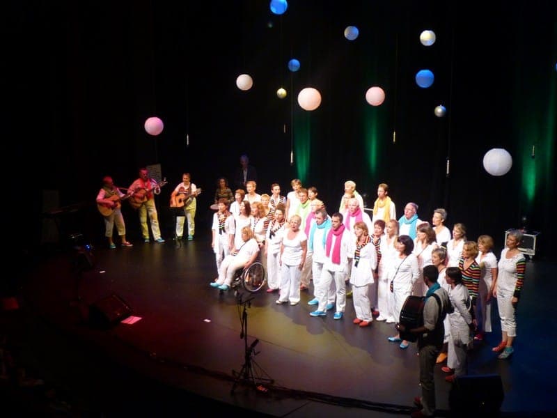 Spectacle solidaire en structure temporaire illuminée