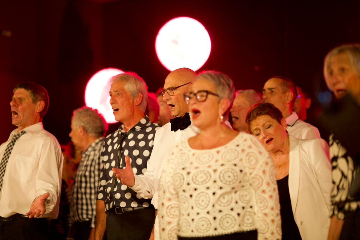 Groupe chantant ensemble lumières rouges dramatique