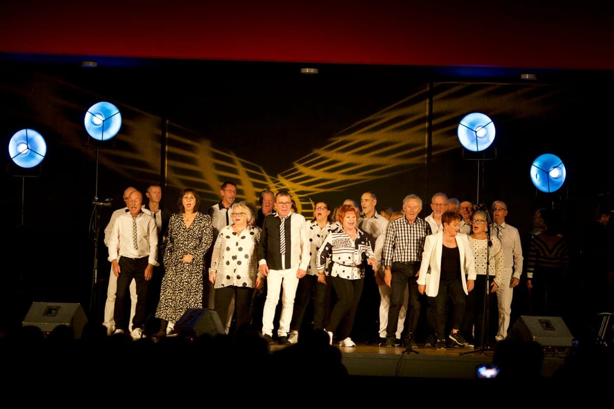 Groupe complet scène fonds bleus géométriques