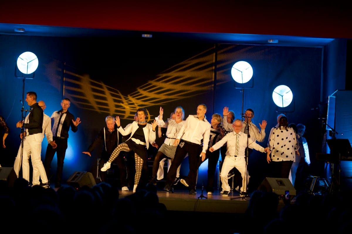 Groupe complet scène lumière bleue jaune moderne